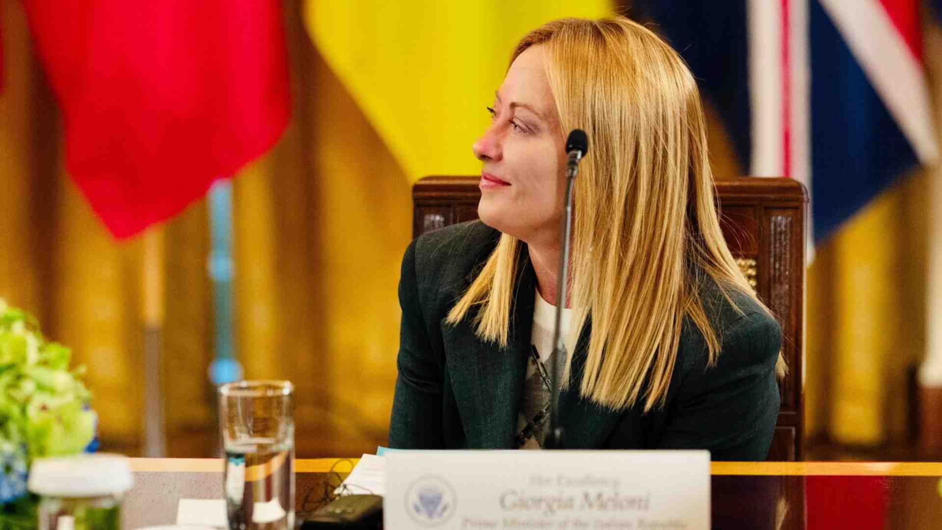 Meloni nel trullo tra burraco e Ucraina. L'auspicio di un intervento del Vaticano per i negoziati