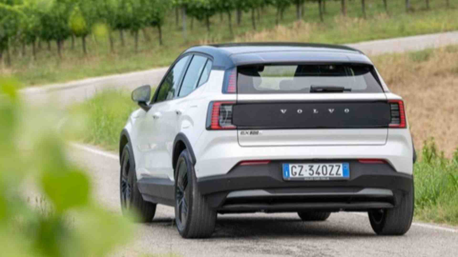 Volvo EX30 Cross Country, la prima elettrica familiare che esce dall'asfalto