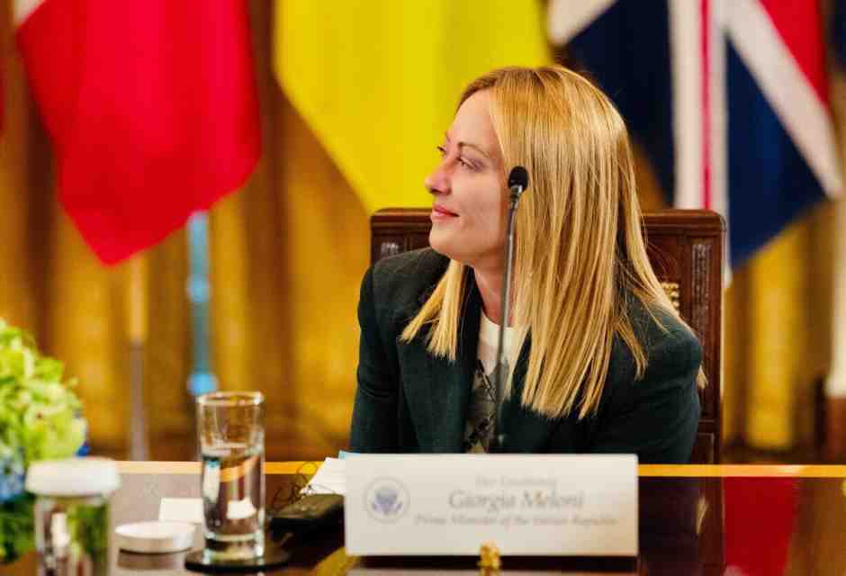 Meloni nel trullo tra burraco e Ucraina. L'auspicio di un intervento del Vaticano per i negoziati