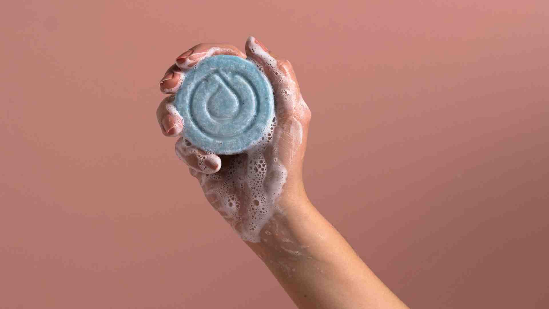 L'assurda polemica sul presunto razzismo nella pubblicità di un docciaschiuma