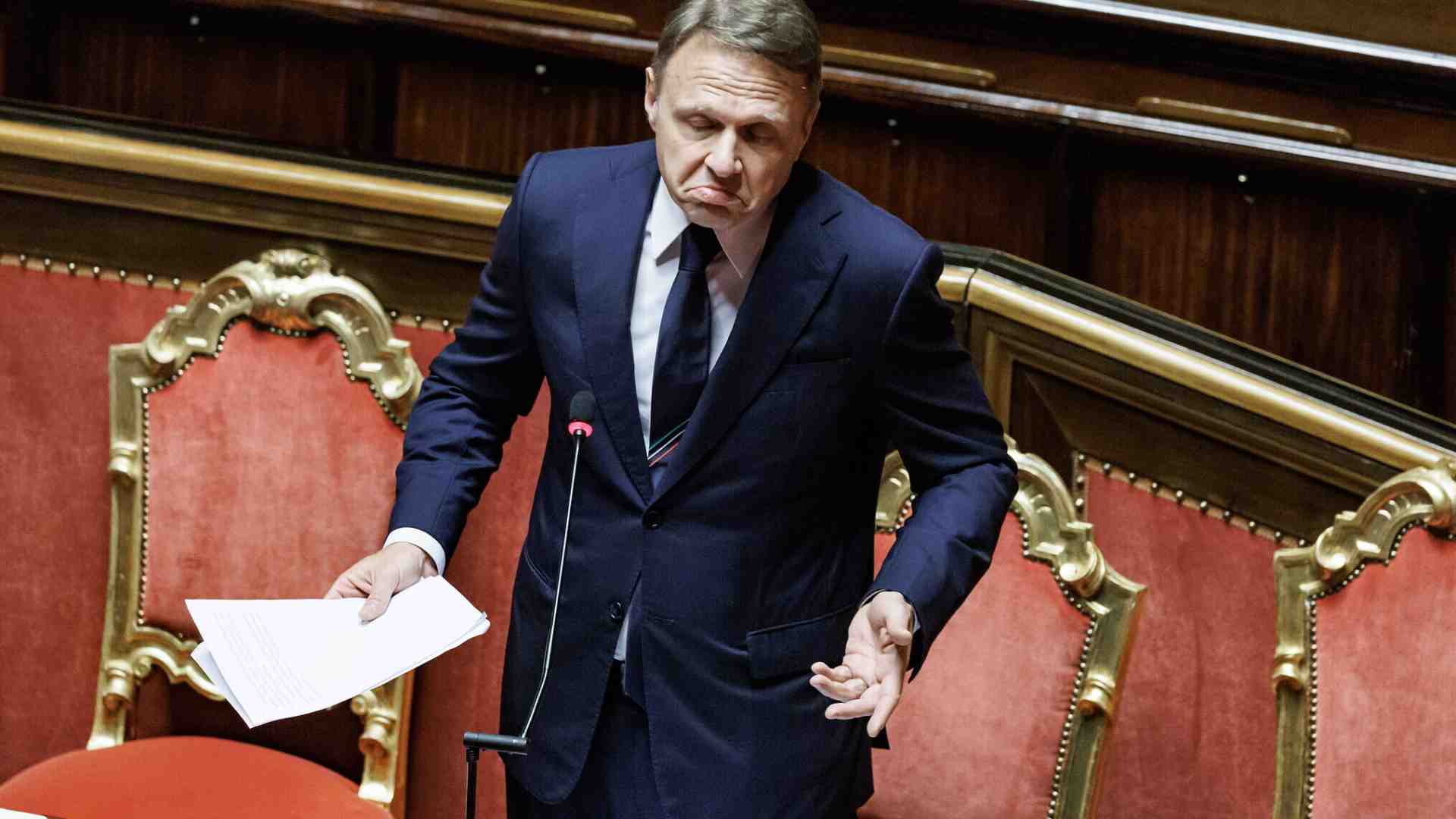 Amaro Lollobrigida: divieti, tabù sul vino dealcolato e decreti mancanti. Ecco il dazio che blocca un mercato