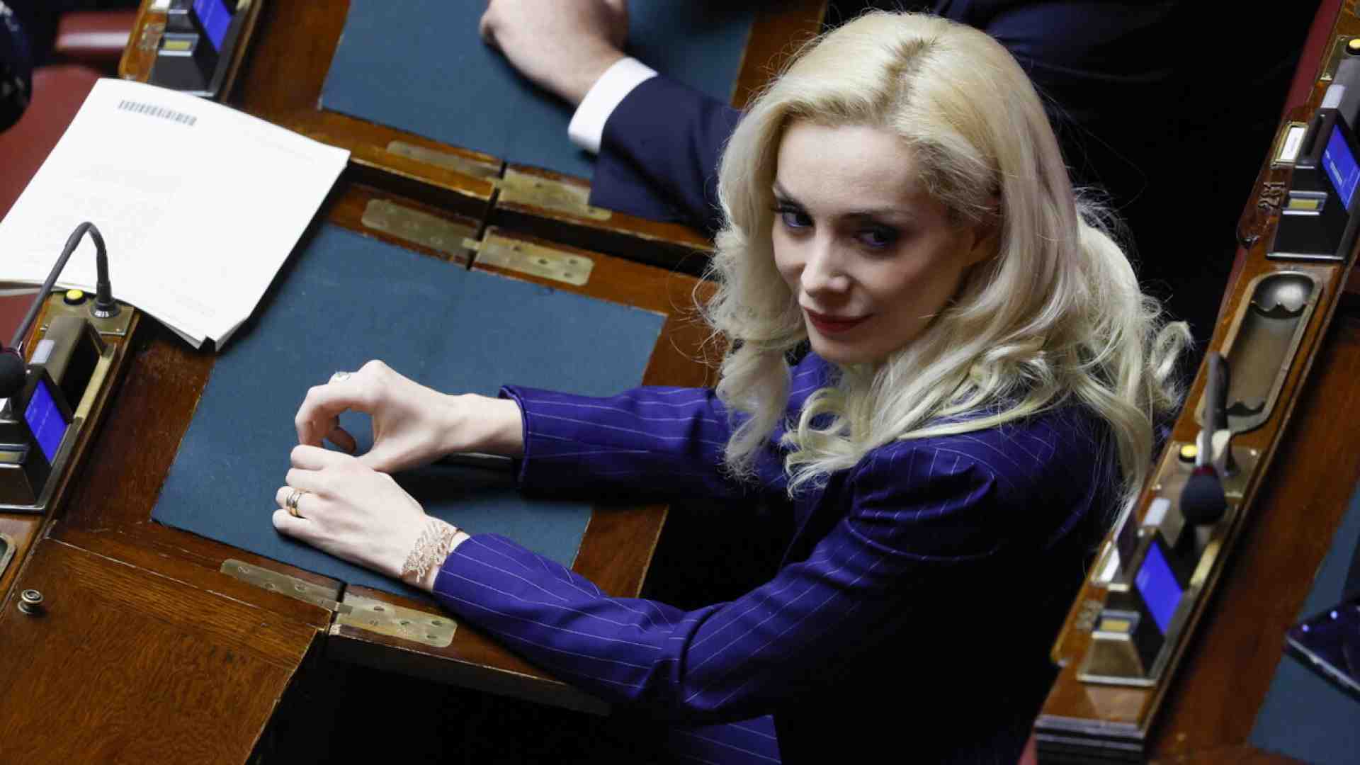 Caso Fascina in Commissione, FI perde un componente. Il gruppo: lasci Marta, è sempre assente