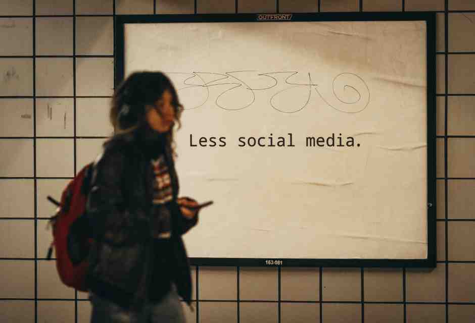 L’inevitabile ossessione da social, ovvero come ci relazioniamo al “mondo nuovo”