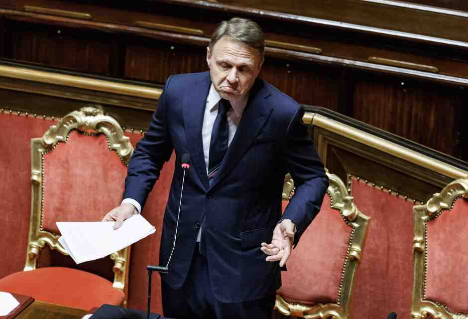 Amaro Lollobrigida: divieti, tabù sul vino dealcolato e decreti mancanti. Ecco il dazio che blocca un mercato