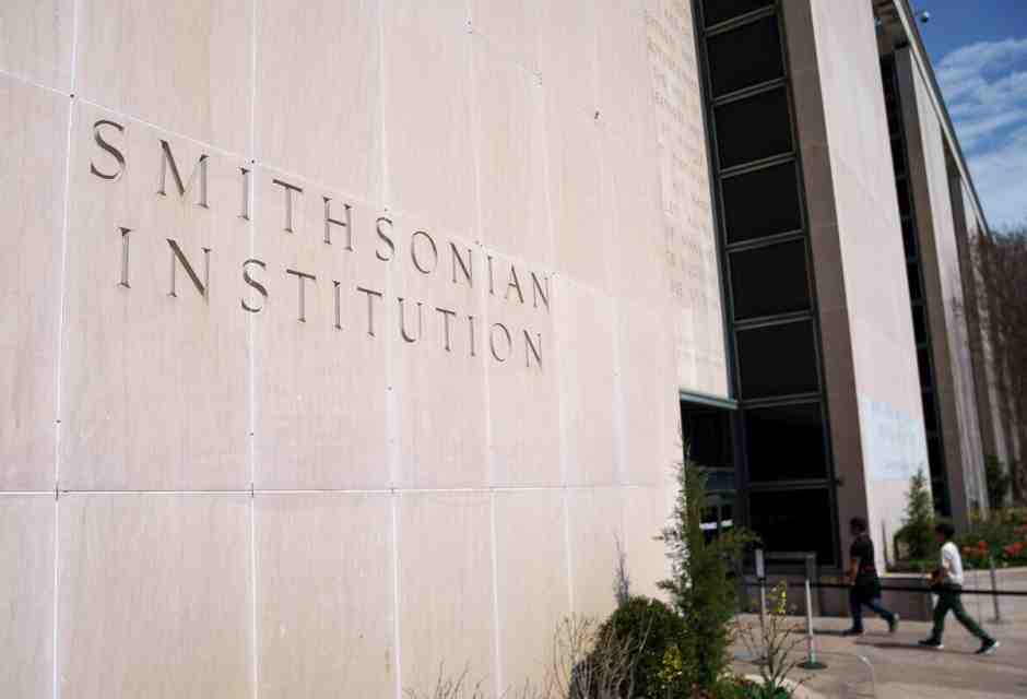 Tenere insieme le bandiere e la polvere. Il caso Smithsonian