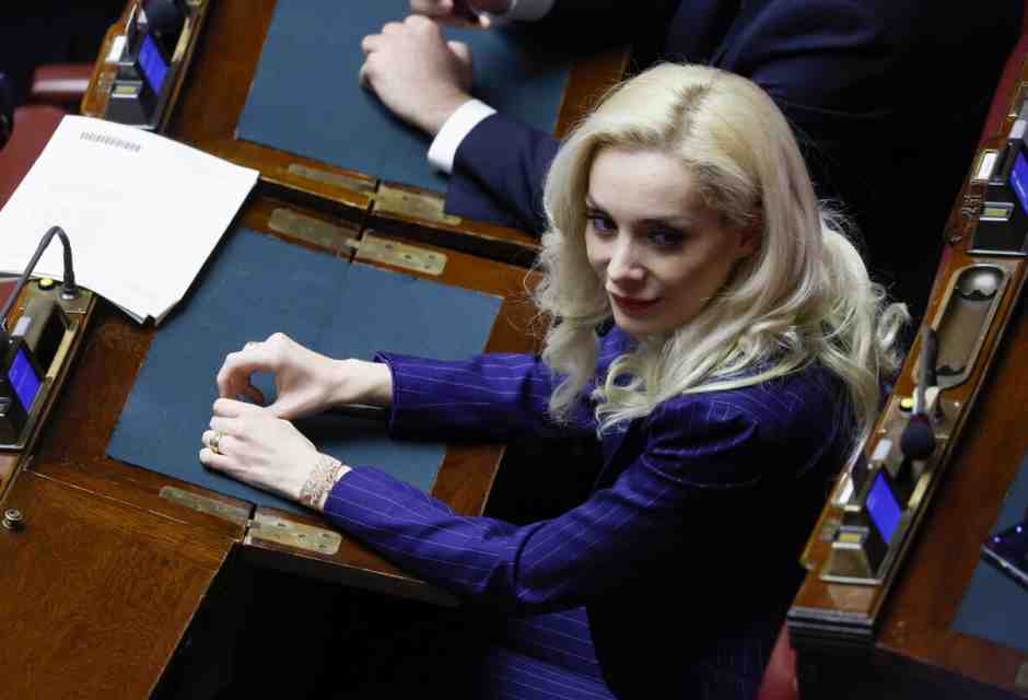 Caso Fascina in Commissione, FI perde un componente. Il gruppo: lasci Marta, è sempre assente