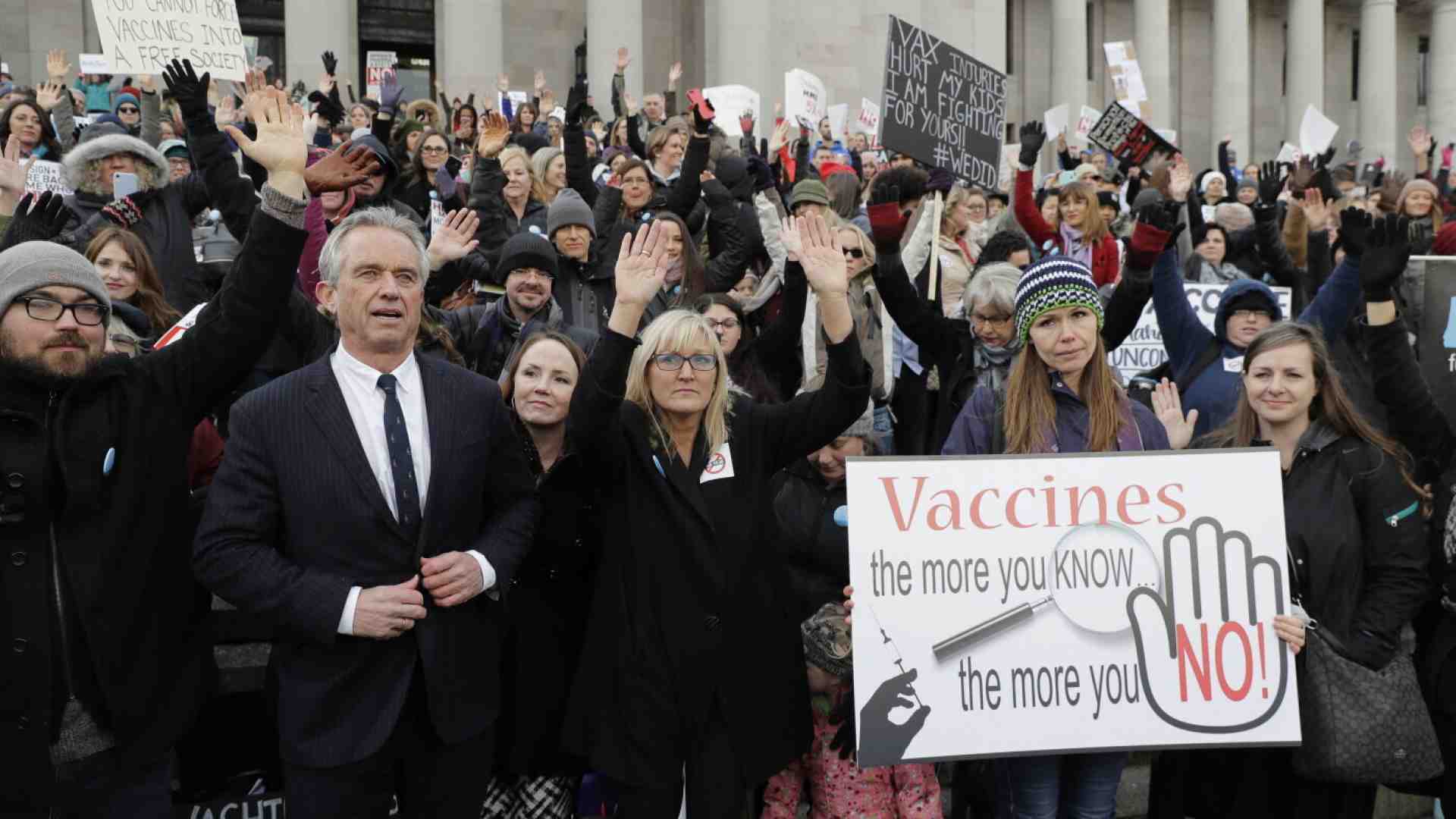 Robert Kennedy Jr., attuale segretario americano della Salute, a una manifestazione No vax a Washington nel 2019 (foto Ap/LaPresse)<br />