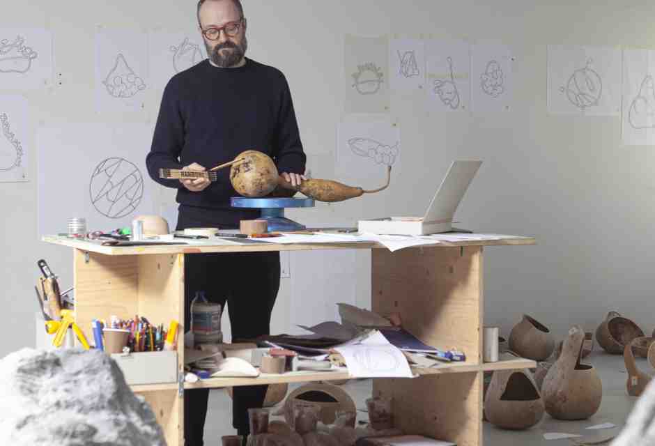 “La materia resta viva”. il percorso di Andrea Sala dal domestico al paesaggio