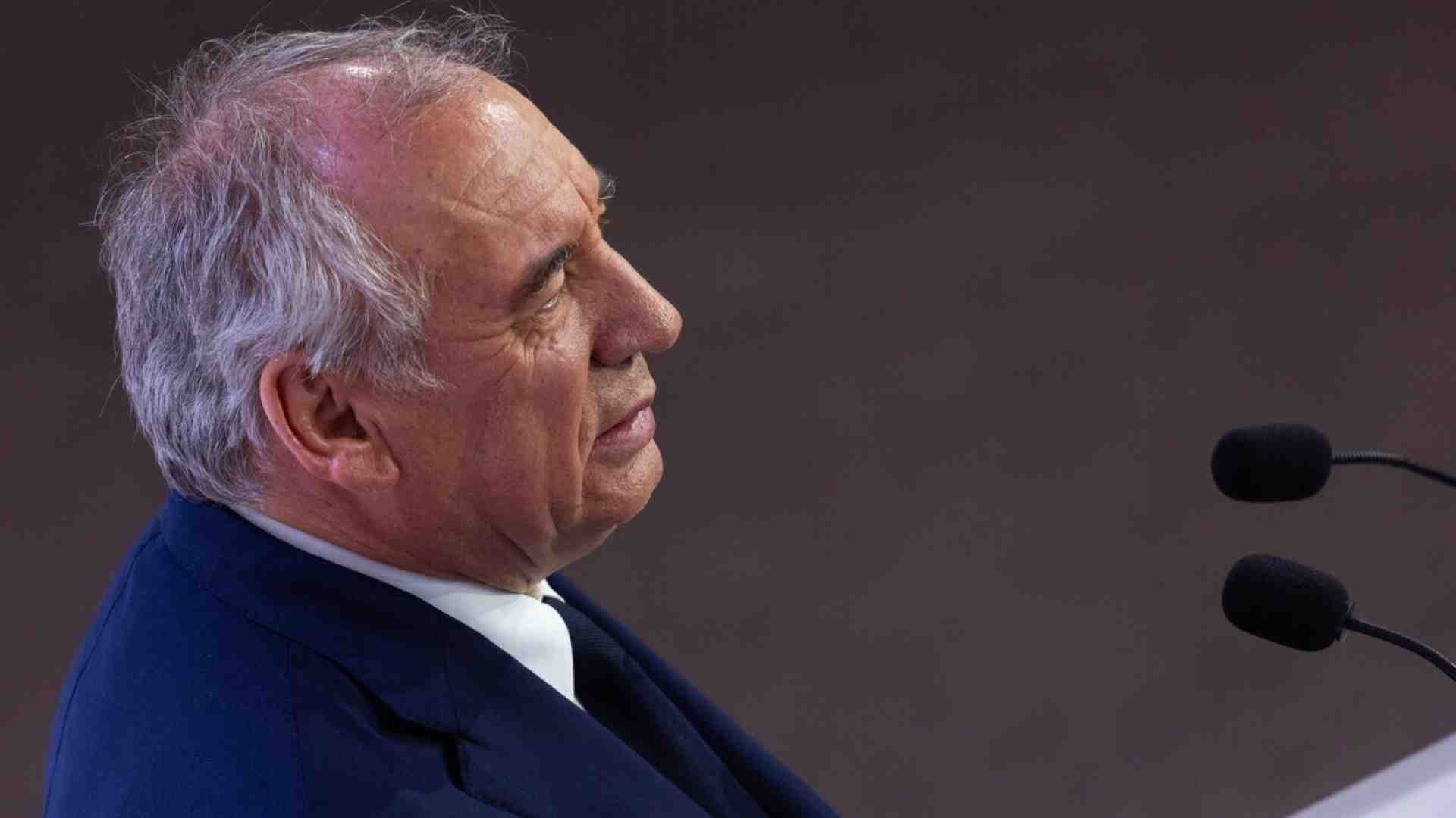 Cosa rischia la Francia con il voto di fiducia sul piano di tagli da 44 miliardi