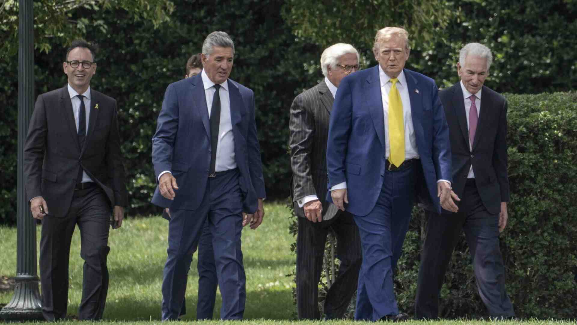 Fine e risveglio di Kushner Sr, che apre la crisi diplomatica con Macron