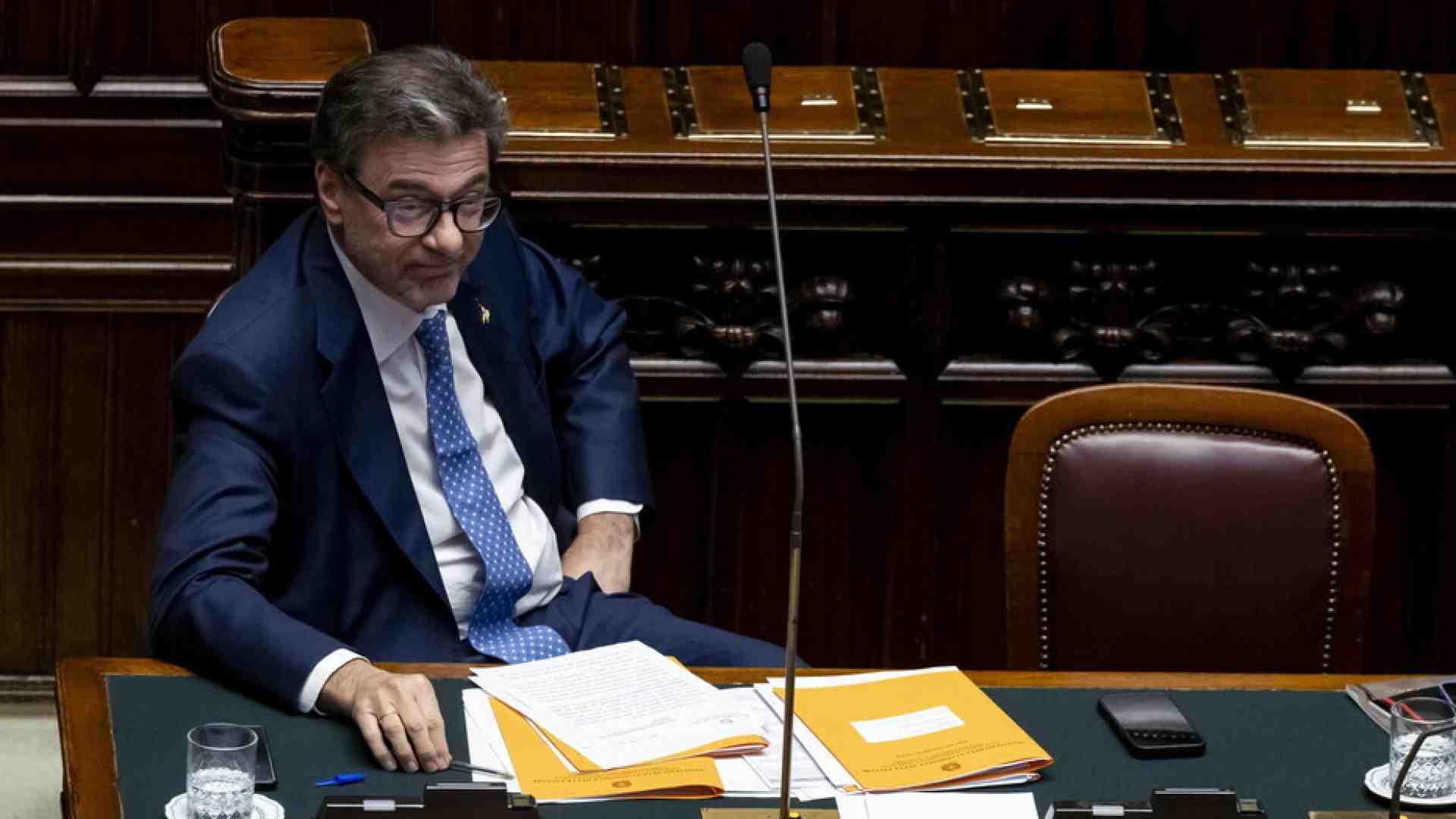Il pizzicotto di Giorgetti alle banche