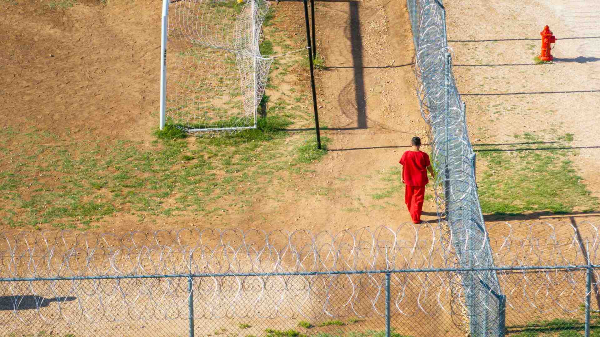 Il neonazista che si dichiara donna per andare in carcere femminile e il paradosso dei diritti