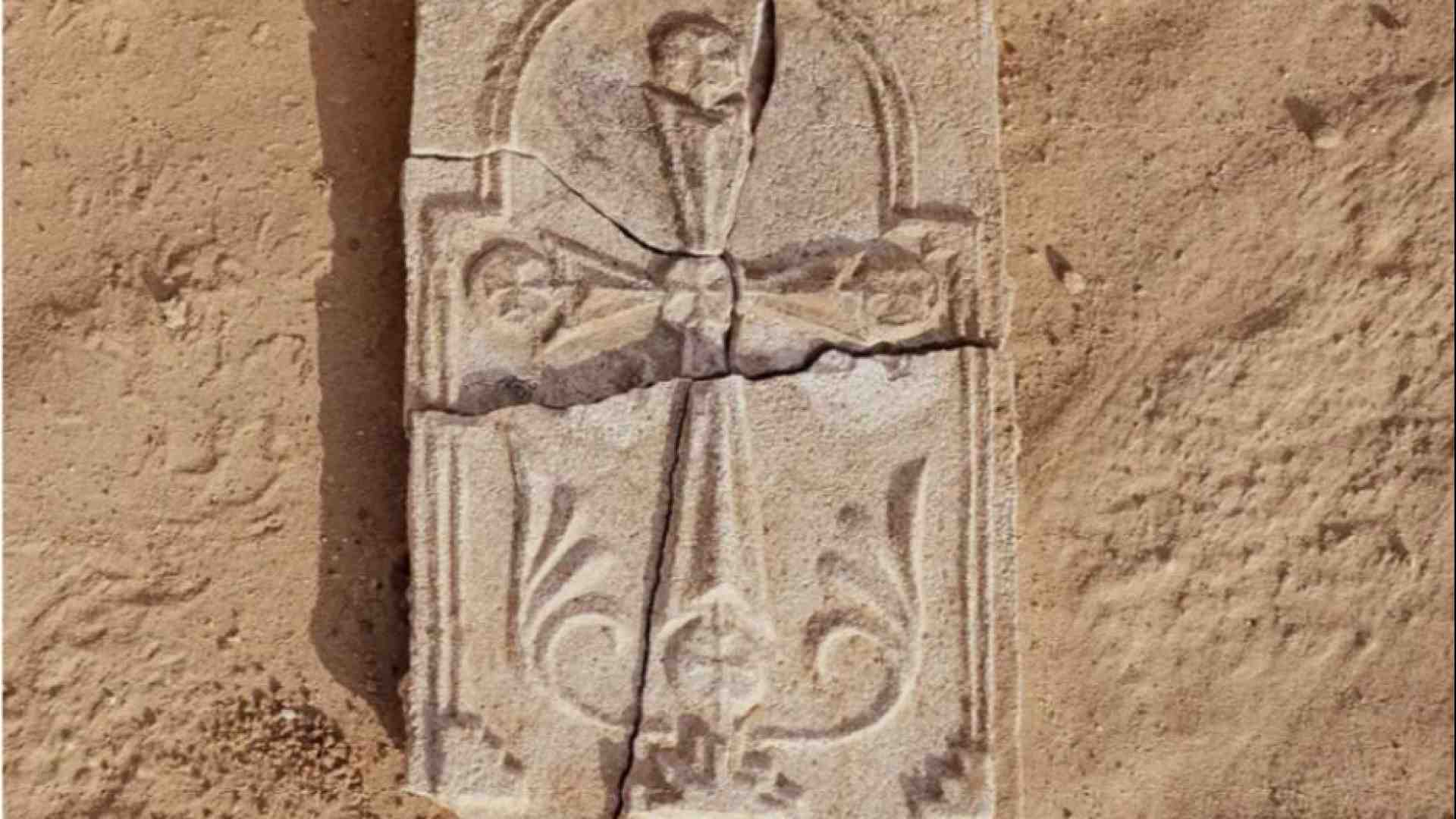 Una croce del VII secolo emerge dalle sabbie di Abu Dhabi