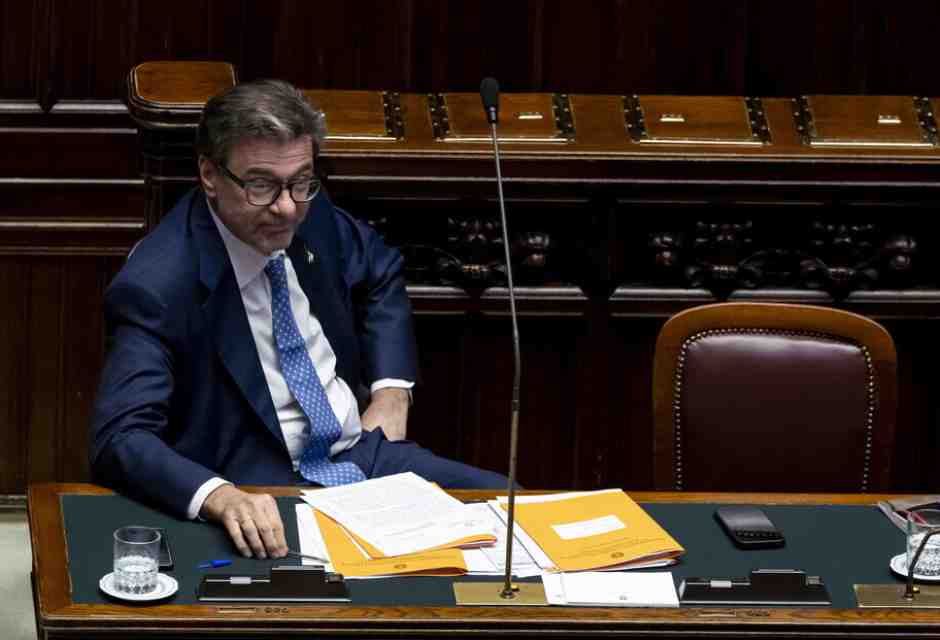 Il pizzicotto di Giorgetti alle banche