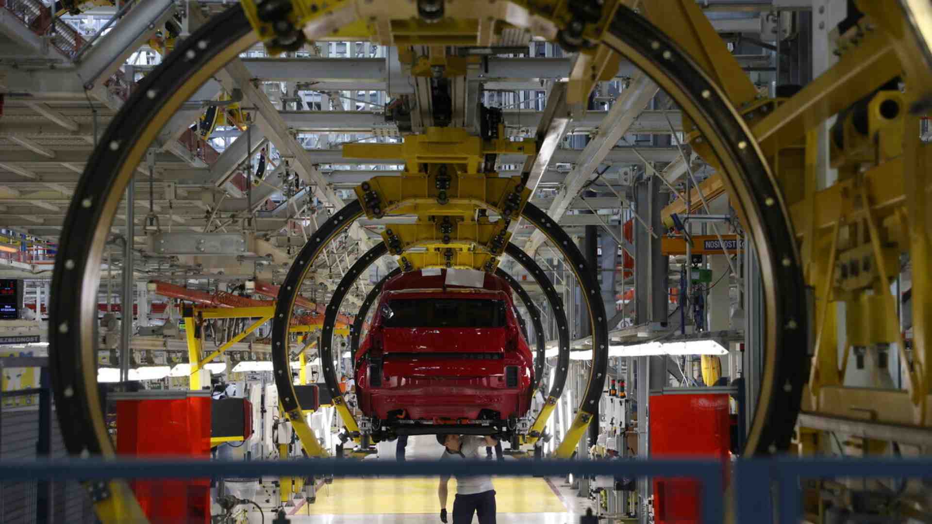 I dazi frenano le merci, ma il lavoro si muove senza sosta