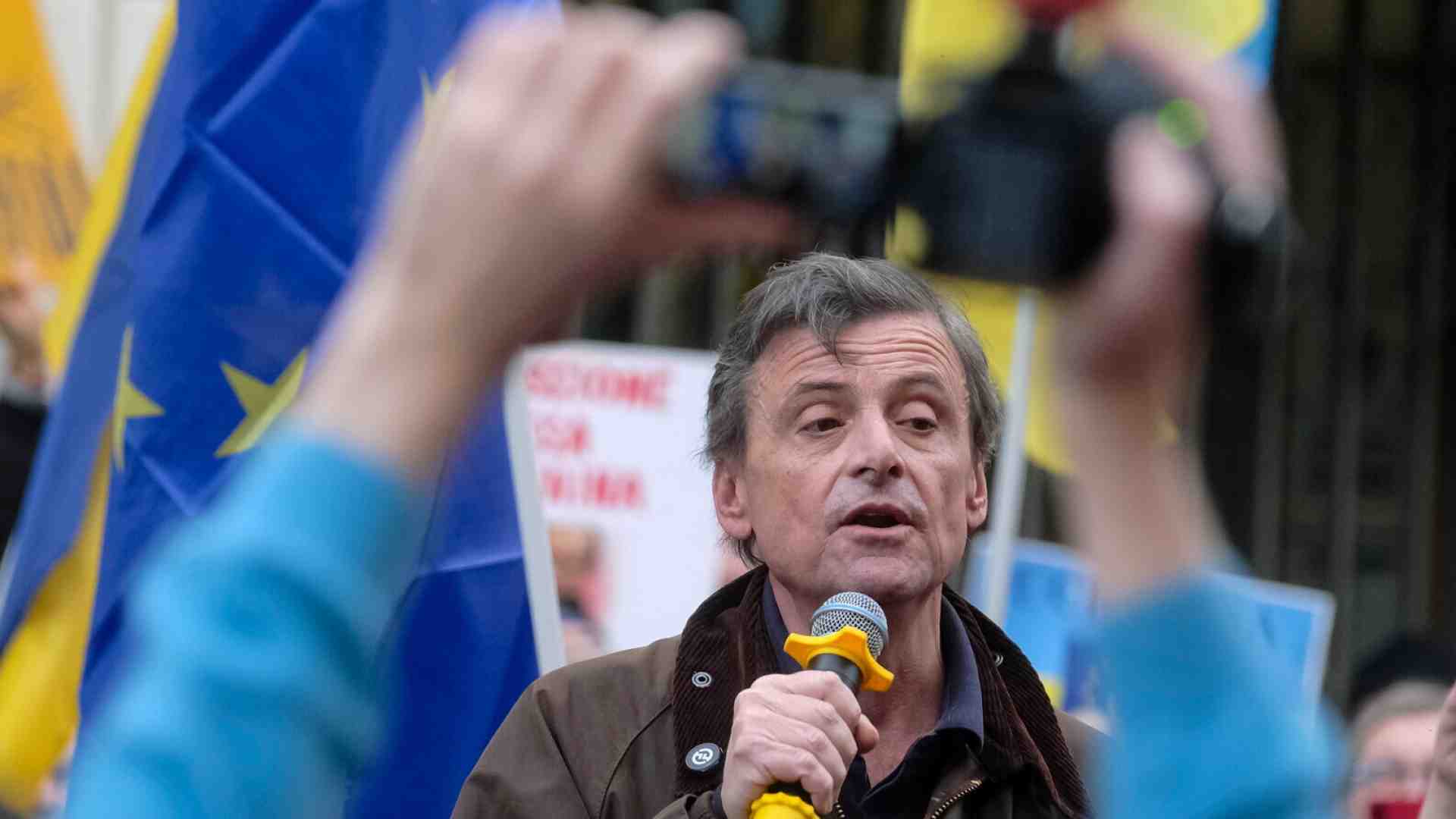 Calenda: “Schlein venga in Ucraina e dimostri che il Pd non ha abdicato anche ai valori della Resistenza”