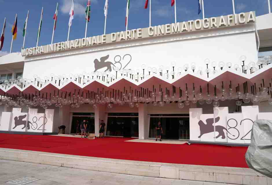 Alla mostra di Venezia l’indignazione diventa rito: ogni anno un nemico