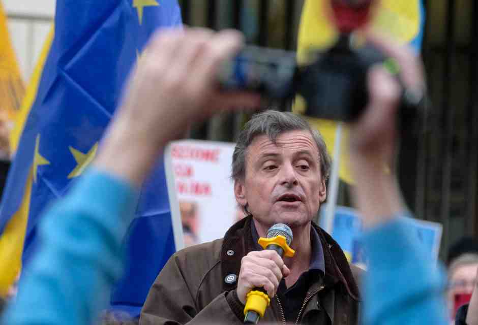 Calenda: “Schlein venga in Ucraina e dimostri che il Pd non ha abdicato anche ai valori della Resistenza”