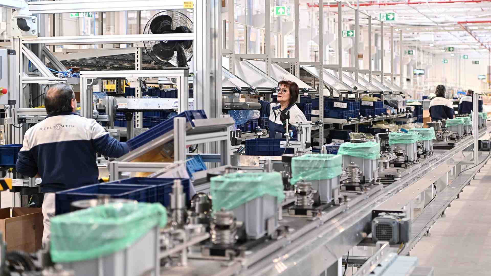 Accordo Usa-Ue su auto e beni industriali, Trump tassa i "pacchi"