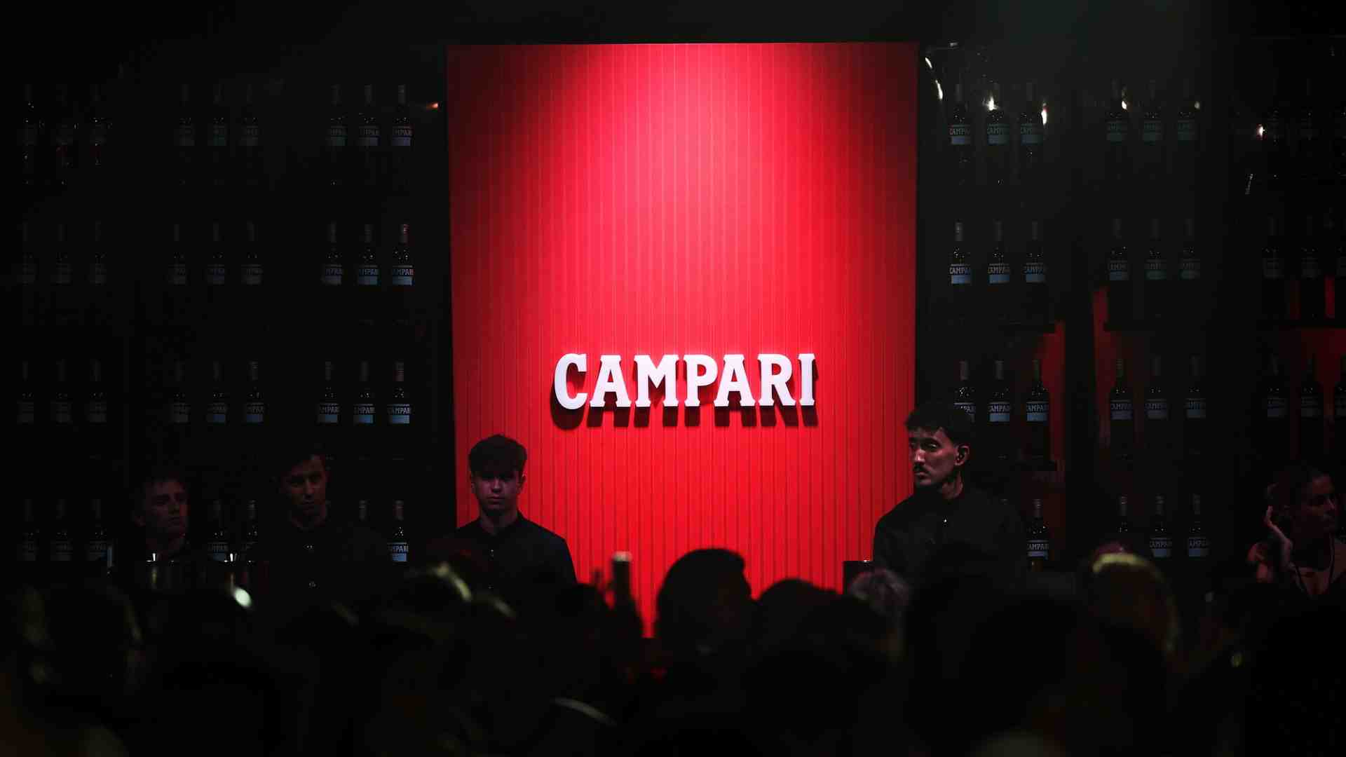 Le giornate in Laguna sono scandite da interminabili bevute di Campari