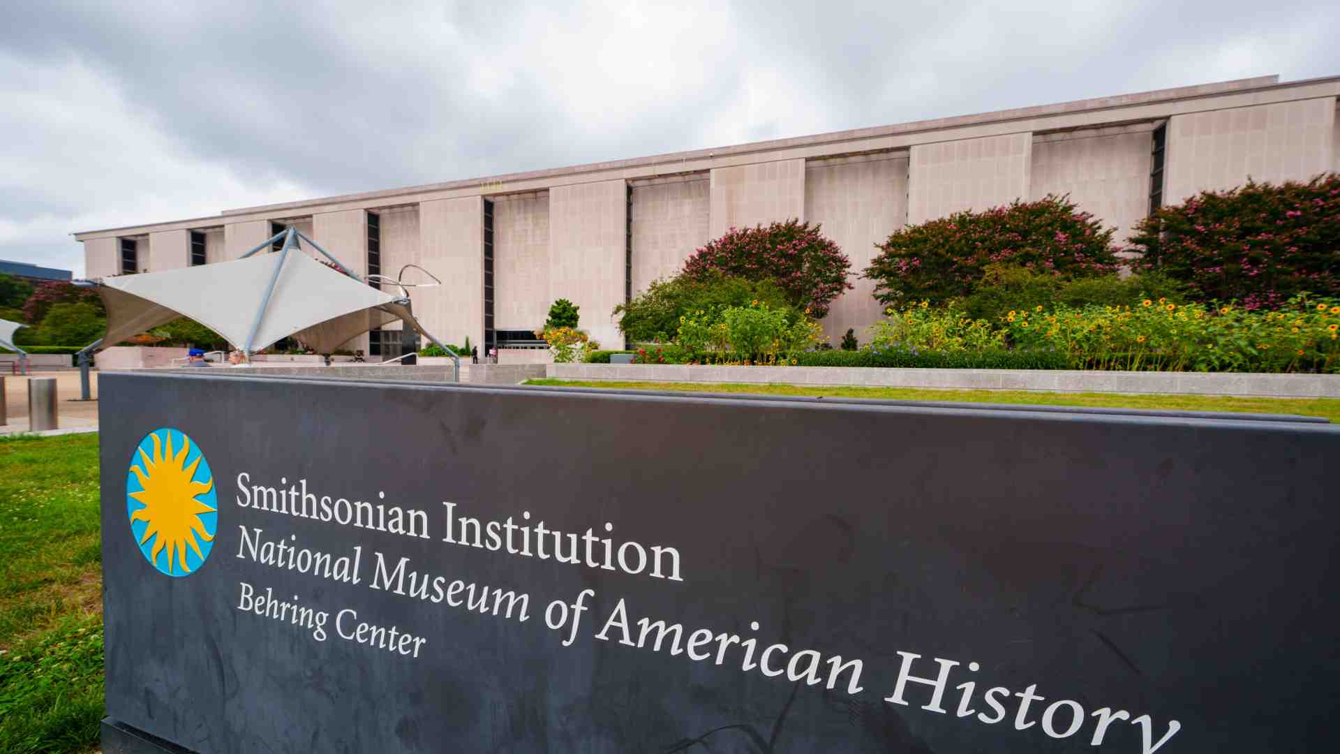 Smithsonian sotto tiro, ieri e oggi. Questa è l'America