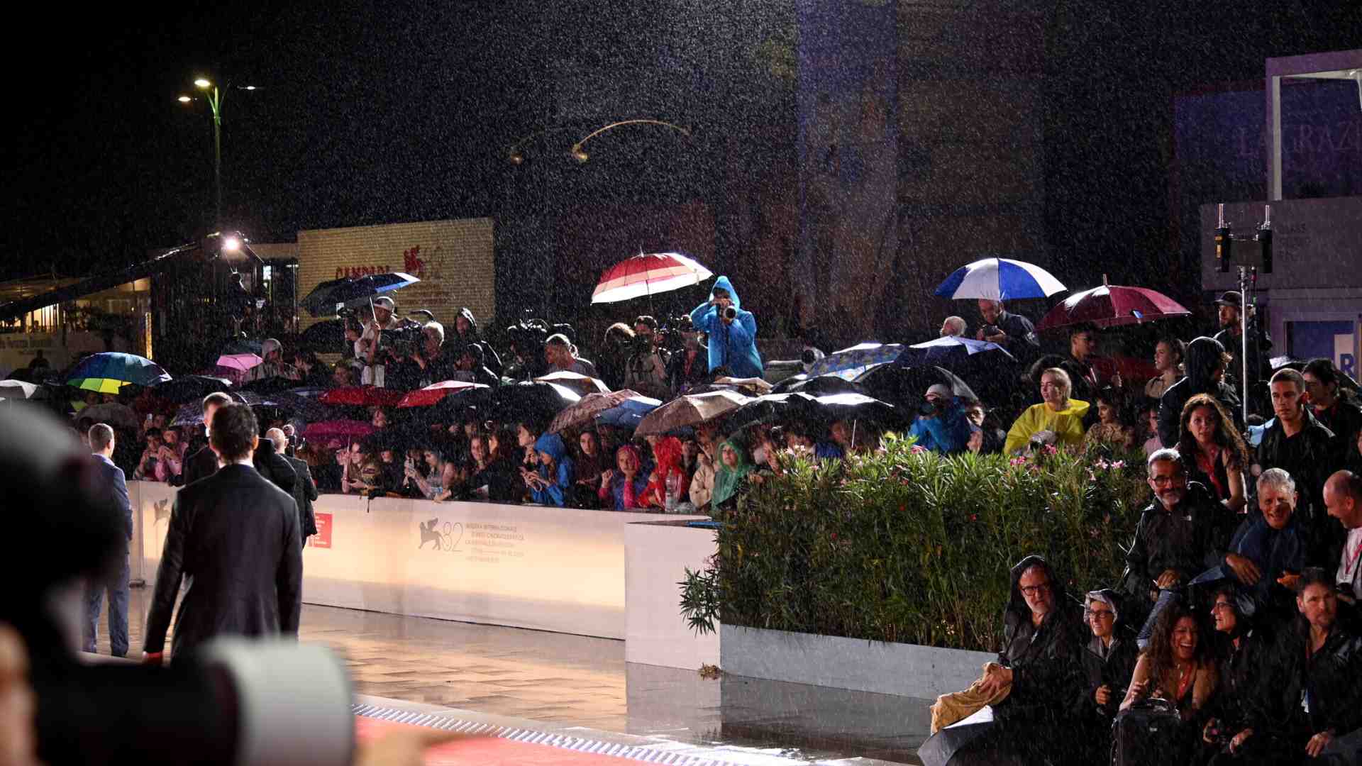 Il “red carpet okkupato” per George ed Emma e noi con l’acqua nelle scarpe