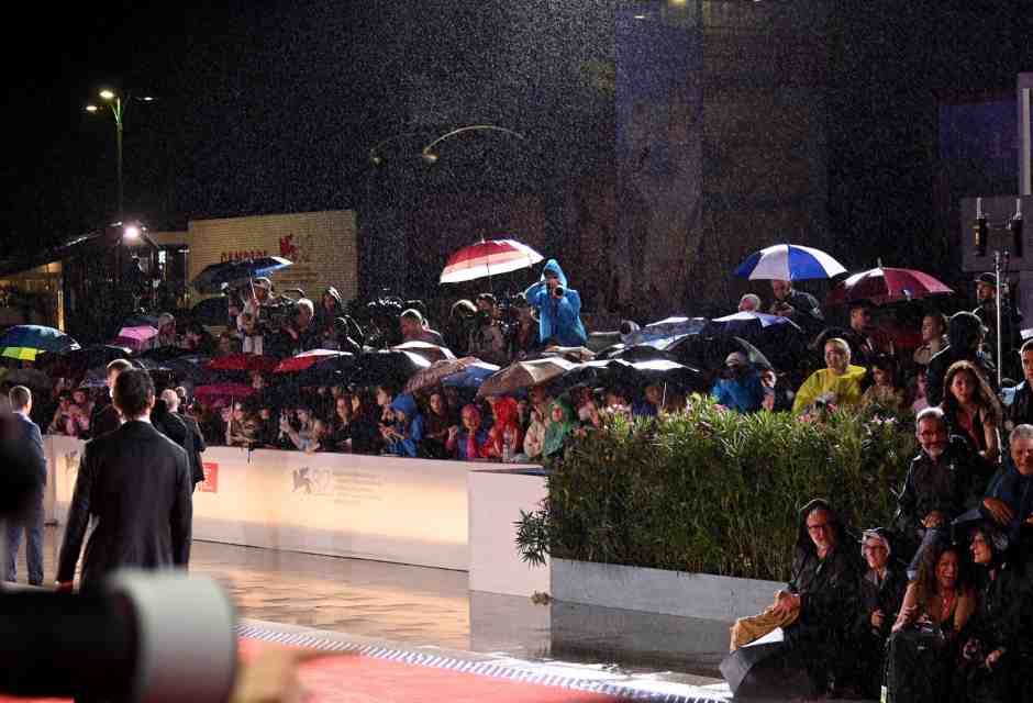 Il “red carpet okkupato” per George ed Emma e noi con l’acqua nelle scarpe