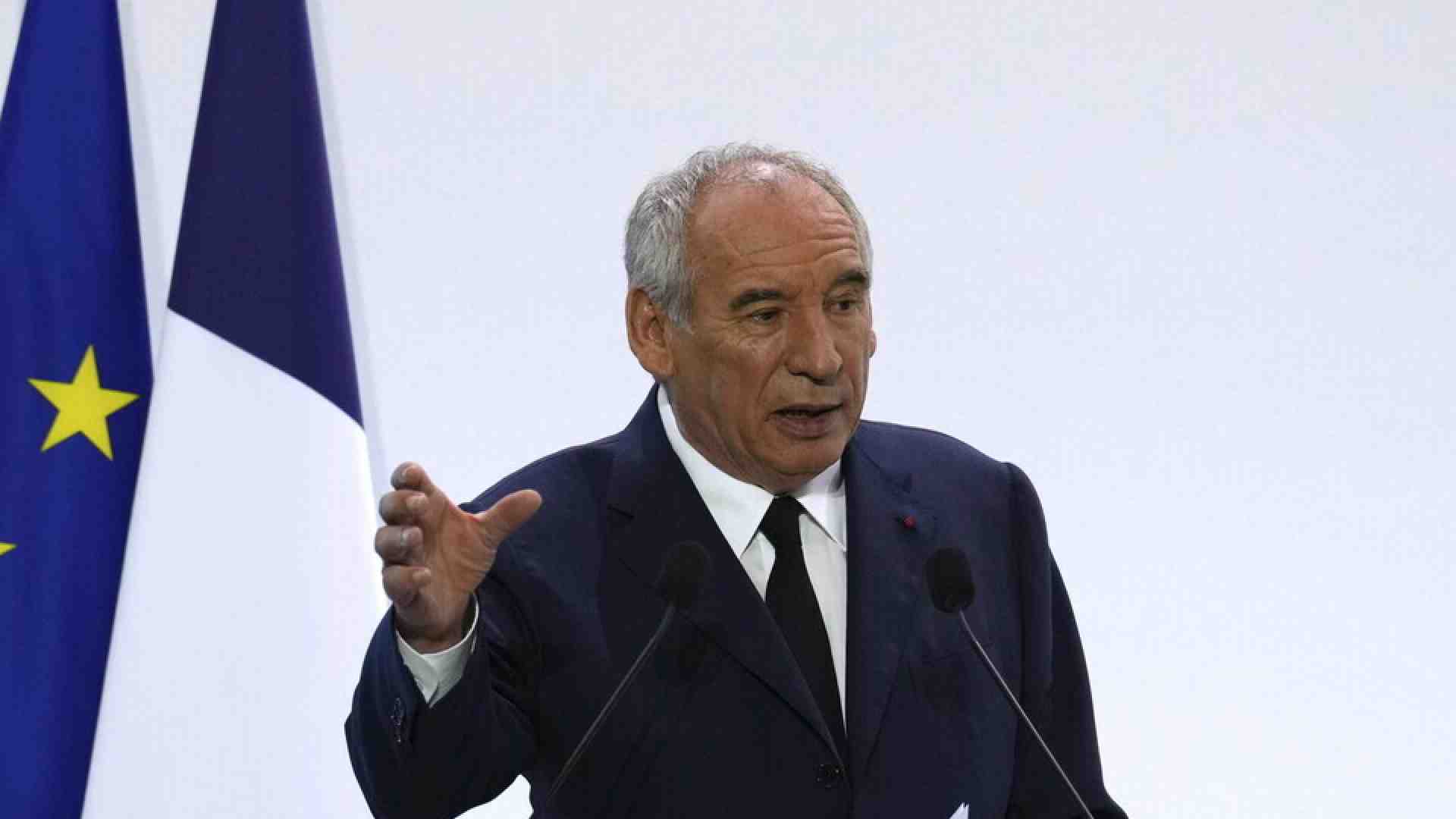 Abbassare le tasse e proteggere Milano. Il caso Bayrou ci ricorda i punti di forza dell’Italia