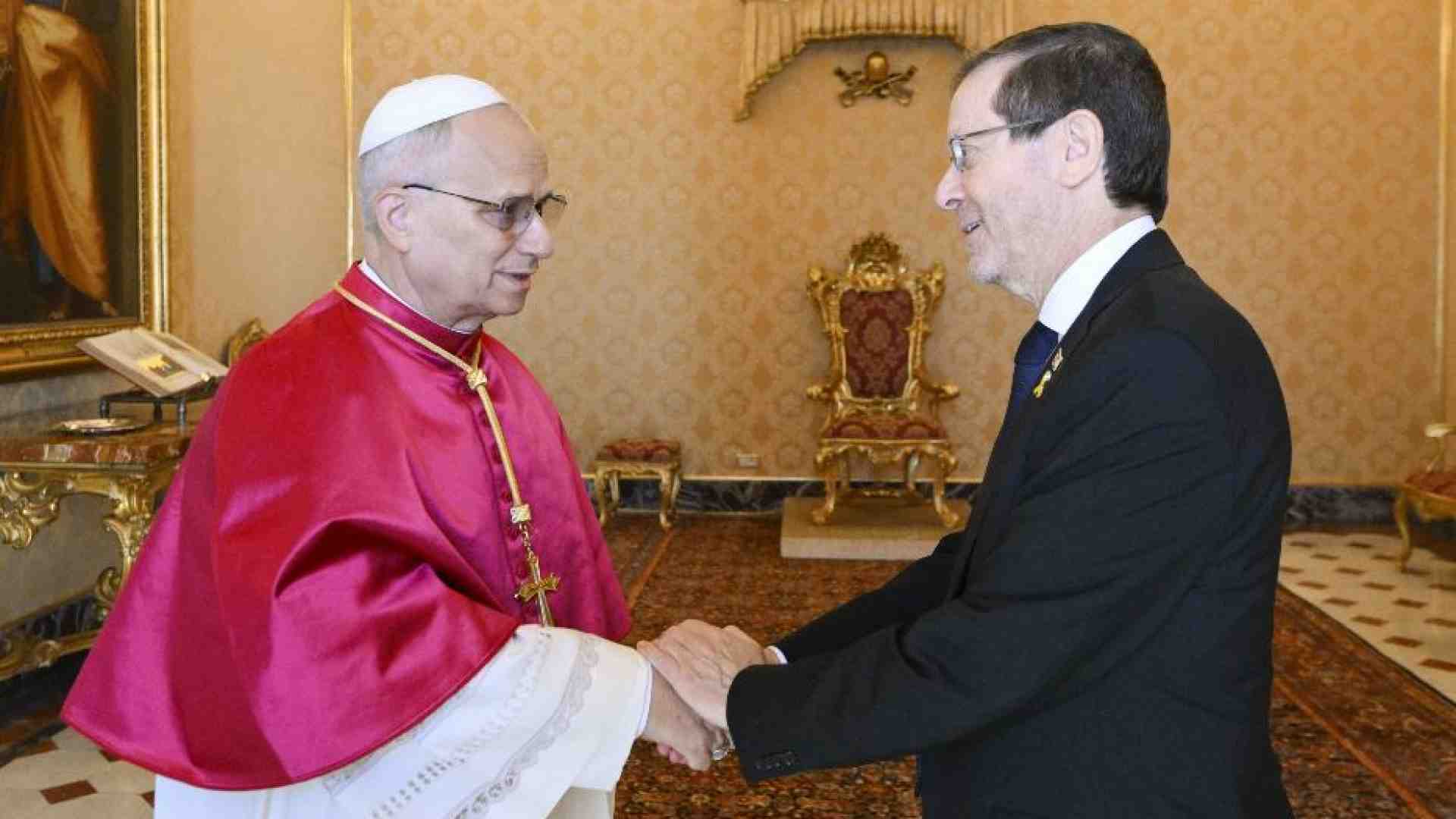 Il Papa al presidente d'Israele: «Negoziati subito e soluzione dei due Stati»