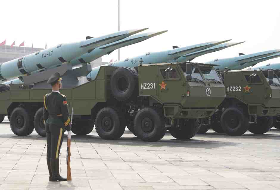 Xi Jinping svela missili e droni che potrebbe usare contro Taiwan