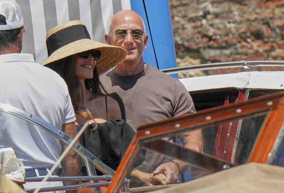 I soldi di Bezos sono tornati, ma non fatelo sapere alle truppe che protestarono per le sue nozze