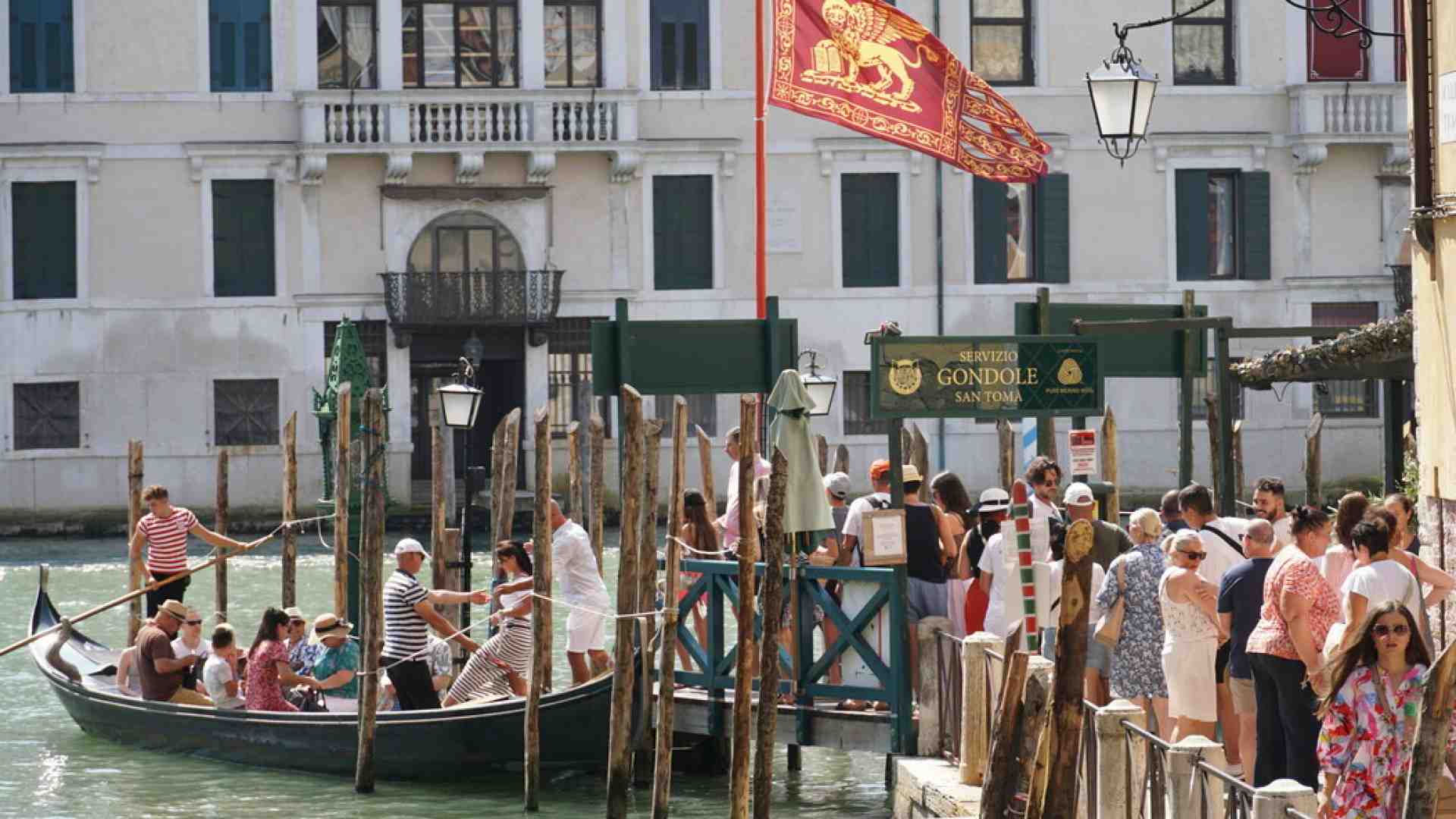 I veneziani spiaggiati sono stufi di noi, ma alcuni si infiltrano alle proiezioni