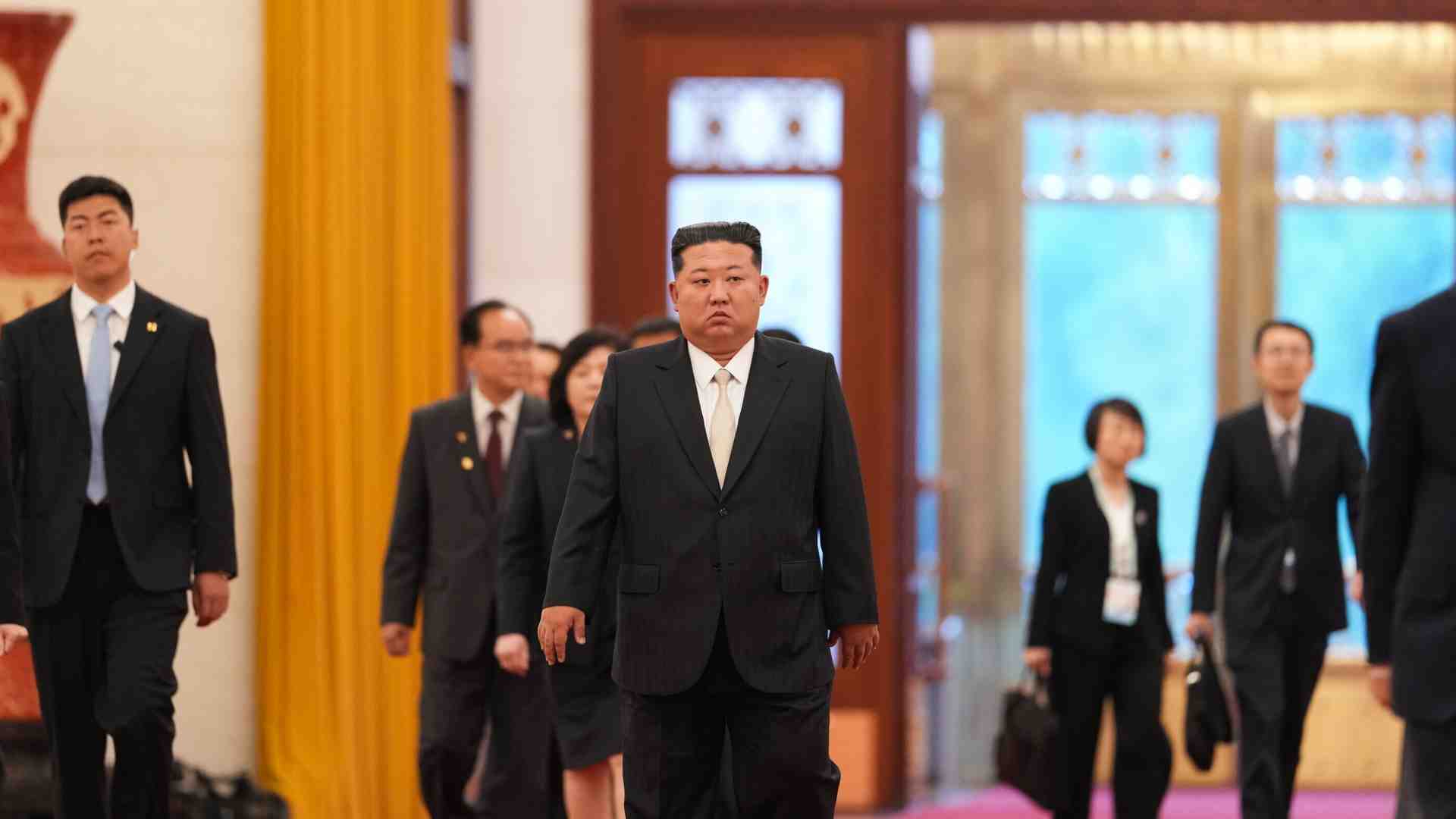 Dopo la parata a Pechino, Kim Jong Un torna a Pyongyang riabilitato e protetto
