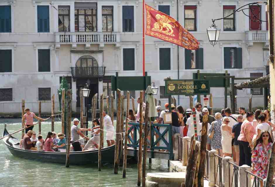 I veneziani spiaggiati sono stufi di noi, ma alcuni si infiltrano alle proiezioni