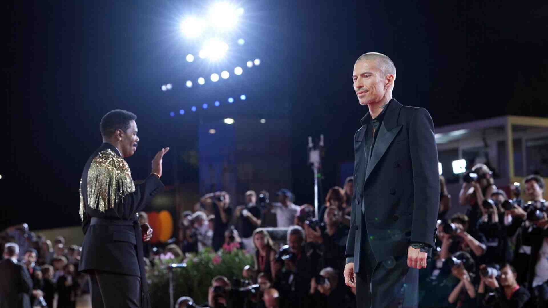 S’avvia il rito dei saluti e la mondanità trattenuta si sprigiona tutta insieme