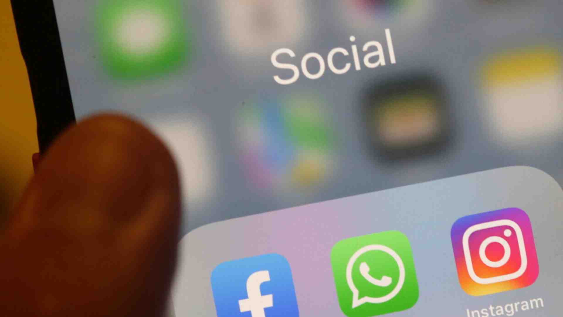Storia sociologica e giuridica di quell’aggeggio infernale che è WhatsApp