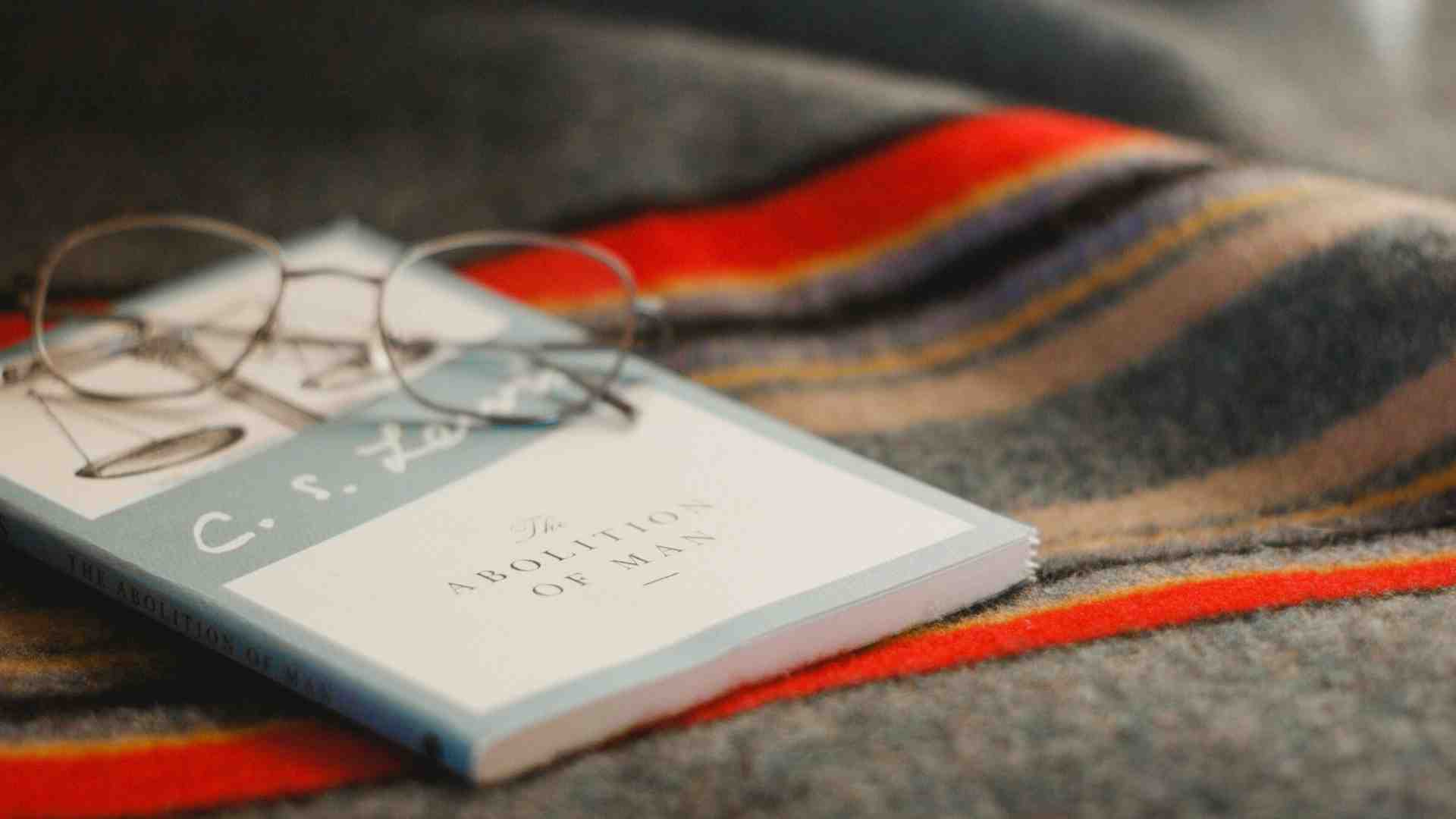 La pena inflitta dei lacrimatoi: il romanzo nella trappola del sè