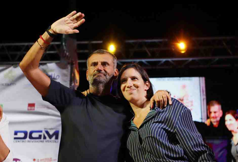 Decaro e pernacchio, sceneggiata, pianti, lacrime, alla fine si candida. E forse pure Emiliano