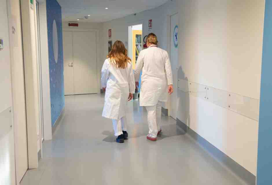 "Perché è improprio parlare di 'scudo penale' per i medici". Intervista al viceministro Sisto