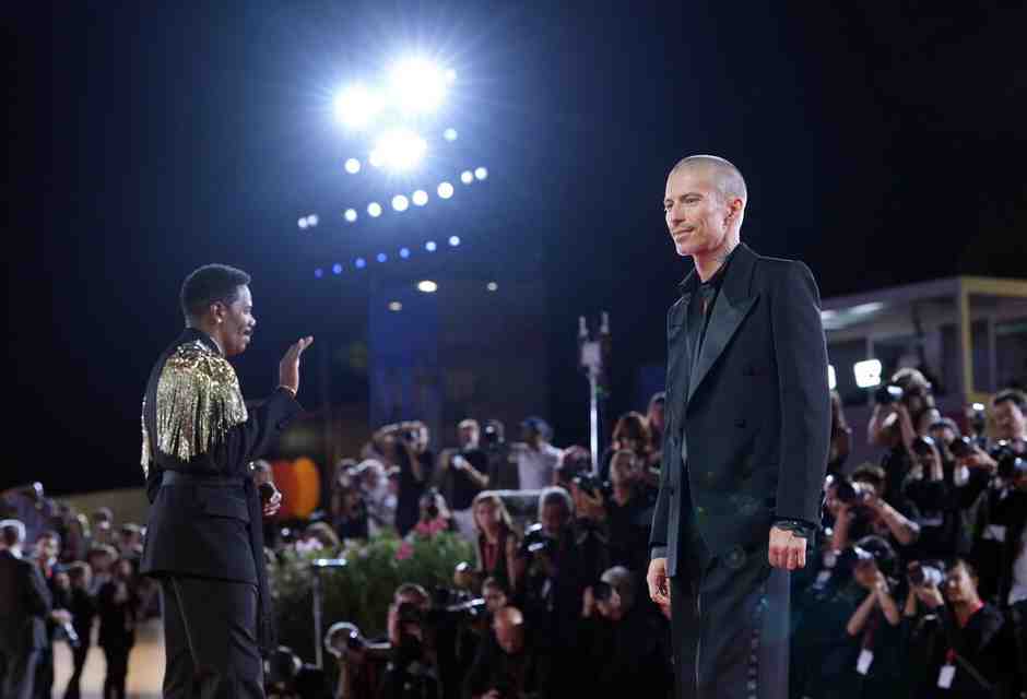 S’avvia il rito dei saluti e la mondanità trattenuta si sprigiona tutta insieme