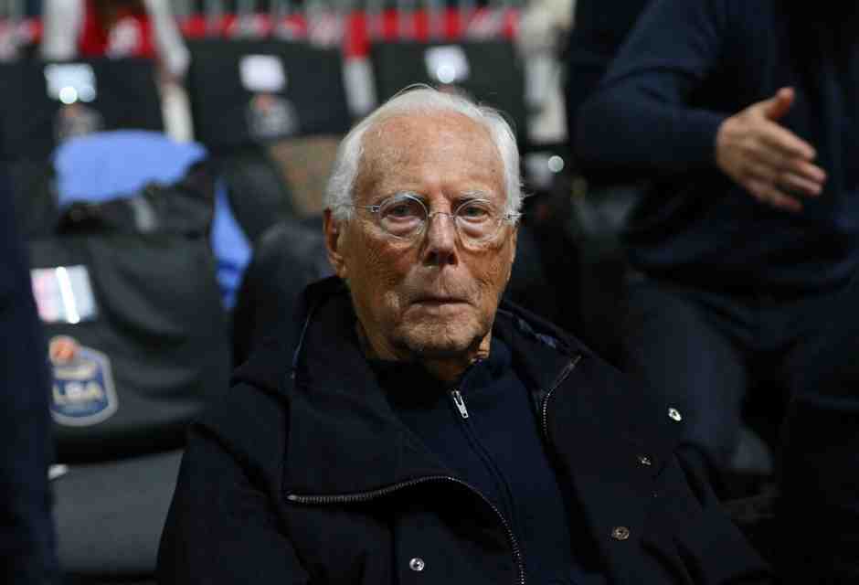 Armani non poteva morire in pace, la guerra celebrazionista è una bolgia di chiacchiera tra paradiso e inferno