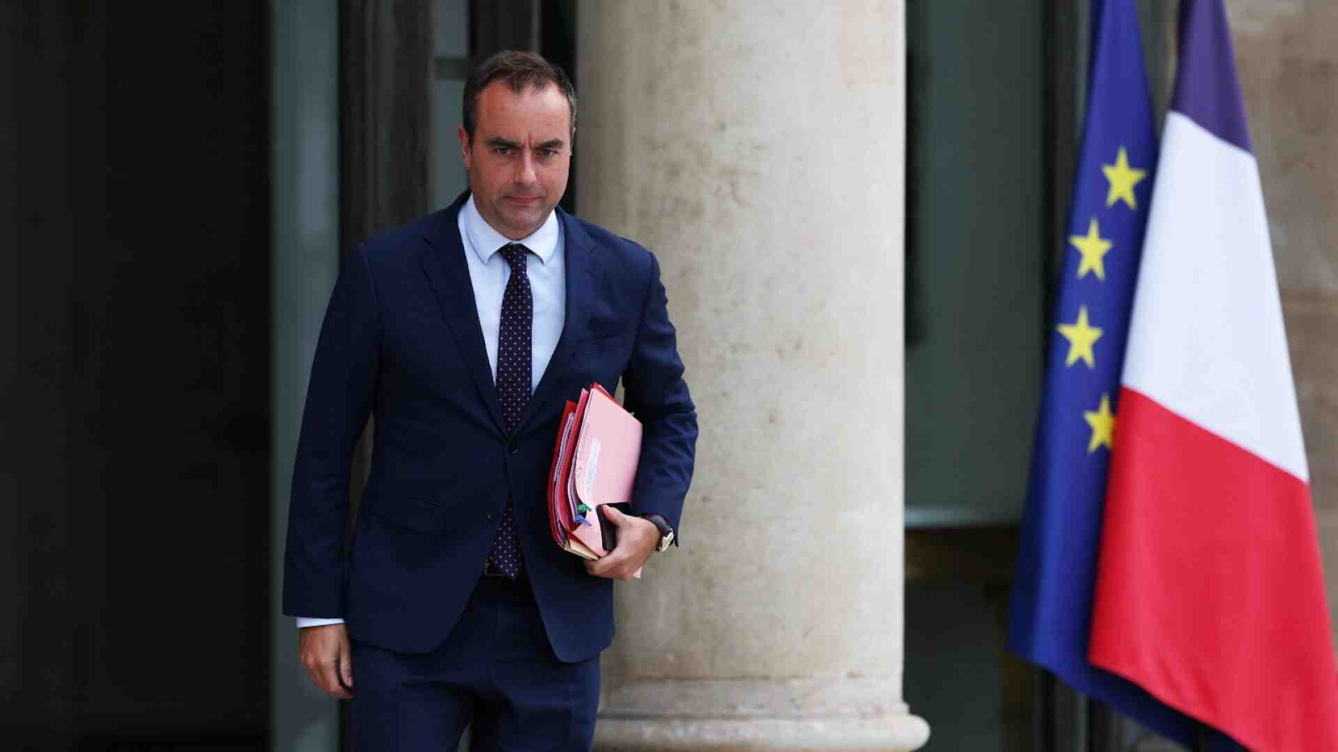 Macron va di fretta (ne ha motivo) e come premier sceglie Lecornu