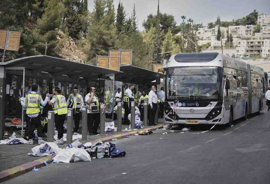 Sei morti nell’attentato sul bus a Gerusalemme. Il dilemma su Gaza City