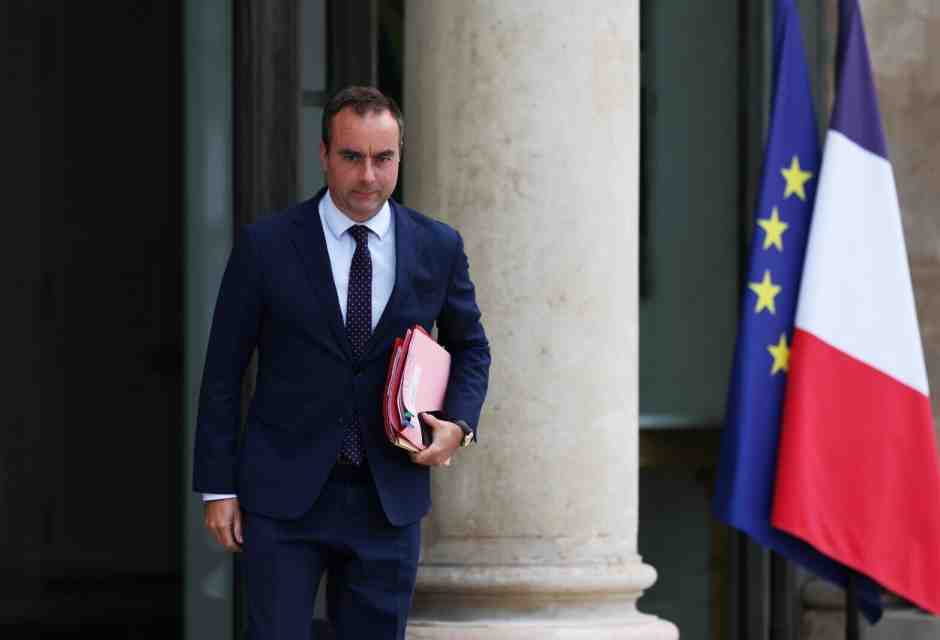 Macron va di fretta (ne ha motivo) e come premier sceglie Lecornu