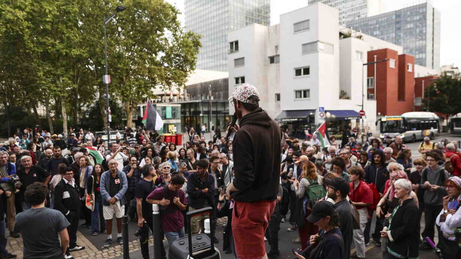 Il giorno della tempesta perfetta in Francia: "Blocchiamo tutto" in piazza