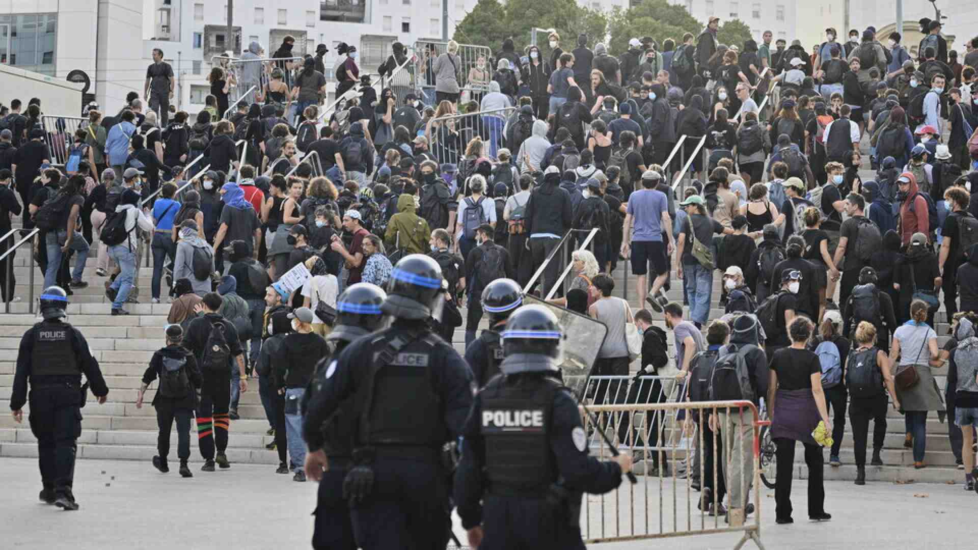 Il movimento Bloquons tous occupa le città francesi, con la solidarietà del padrone di Telegram