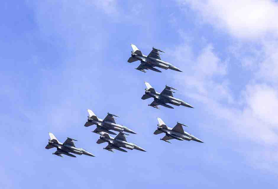 Droni russi abbattuti in Polonia: "Violazione senza precedenti del nostro spazio aereo"