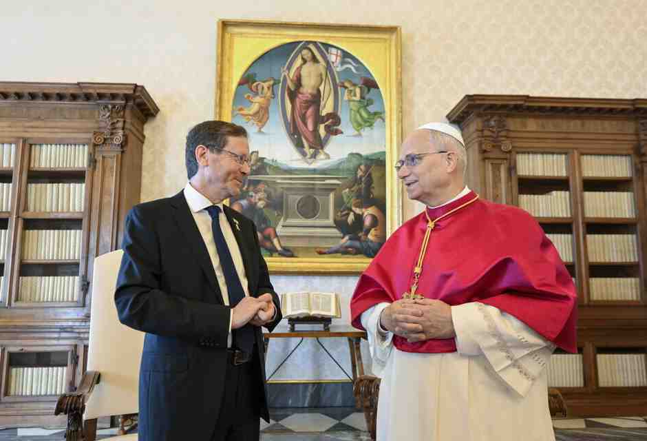 Per capire la linea di governo di Papa Leone bisogna guardare i fatti, non le chiacchiere