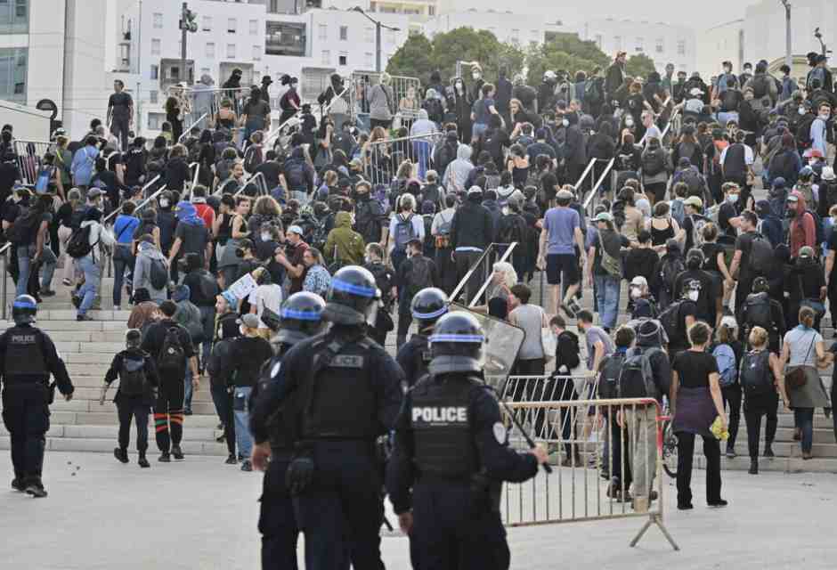 Il movimento Bloquons tous occupa le città francesi, con la solidarietà del padrone di Telegram