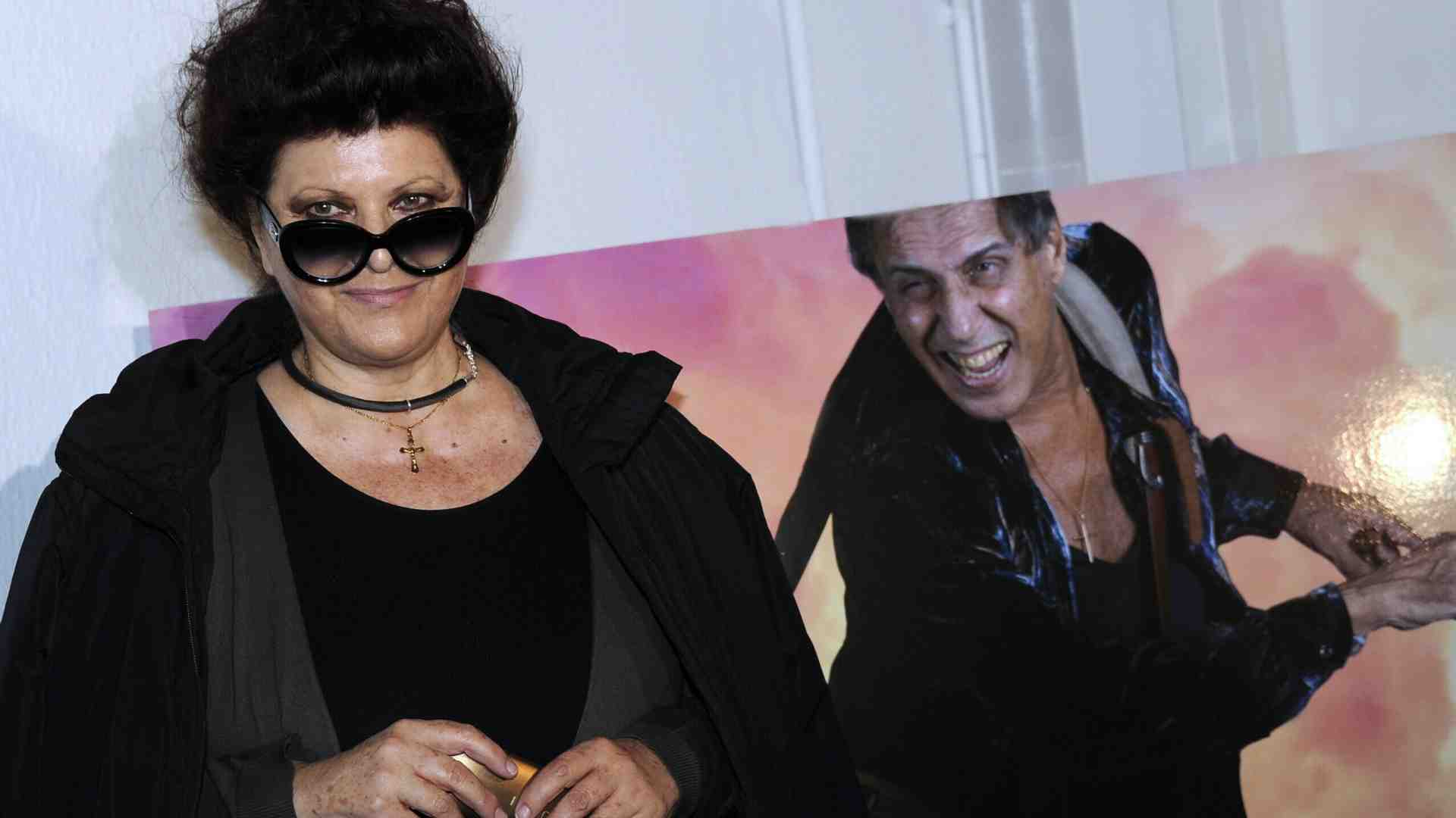 Claudia Mori pretende dalla Rai di riportare Celentano in tv. Ma a 87 anni il vero spettacolo è non restare lì, a bussare